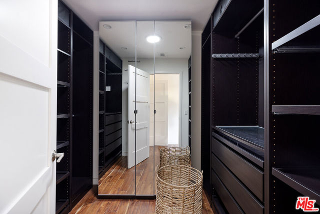 2432 Cloy Avenue, Venice CA: https://media.crmls.org/mediaz/3aadef71-dff5-4d2f-afc7-b36892424f53.jpg