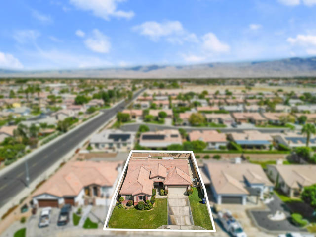 80722 Diamondback Trail, Indio CA: https://media.crmls.org/mediaz/3aae154e-de5e-406b-a066-a42f60a1a94f.jpg