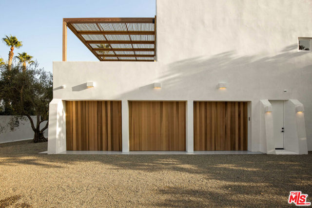 27405 Pacific Coast Highway, Malibu CA: https://media.crmls.org/mediaz/3aae7bee-cd53-4bd1-943b-ed8f19640537.jpg