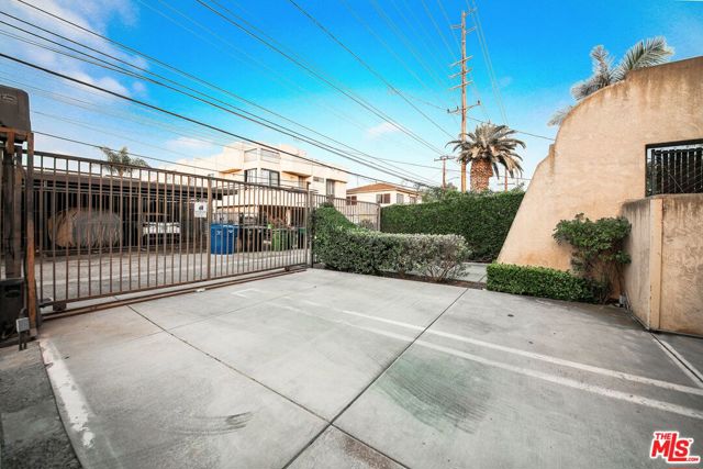 1943 19th Street, Santa Monica CA: https://media.crmls.org/mediaz/3aaf54f7-9c3f-48b2-bcf0-17c2d04d7a27.jpg