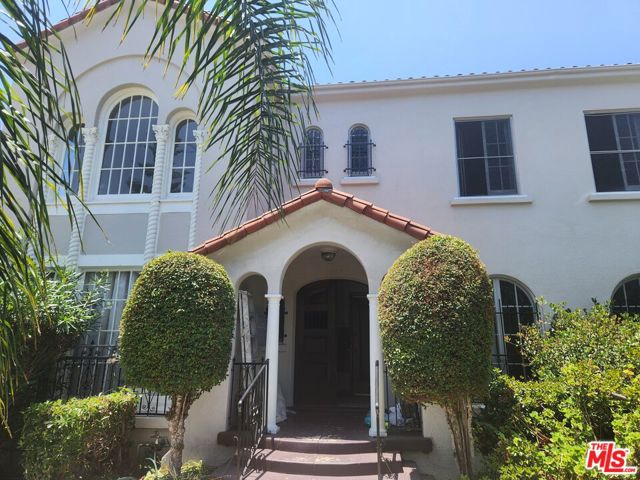 517 N Serrano Avenue, Los Angeles CA: https://media.crmls.org/mediaz/3aaf6569-7f36-49b2-823b-1e22d3ef91a2.jpg