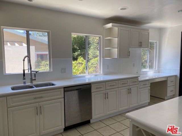 1231 Poinsettia Drive photo 6