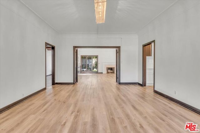 626 N Canon Drive, Beverly Hills CA: https://media.crmls.org/mediaz/3ab09858-478b-4929-9fc4-de6442be834b.jpg