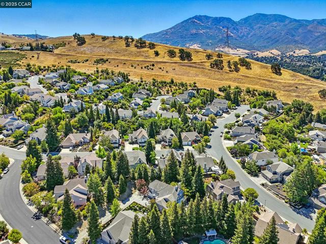 3052 Miwok Way, Clayton CA: https://media.crmls.org/mediaz/3ab09c0e-fa7c-4f5a-8f70-843a20a22908.jpg