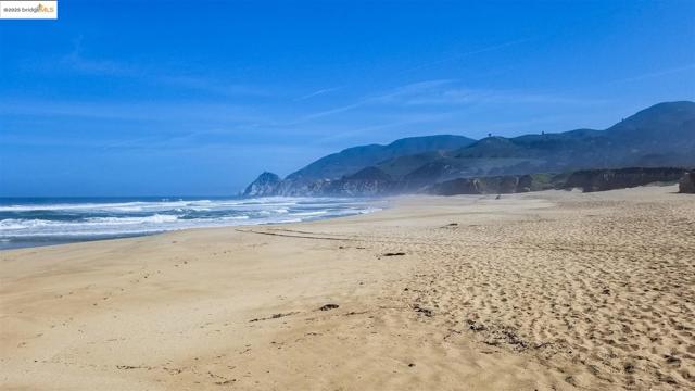 1400 Audubon AVE, Montara CA: https://media.crmls.org/mediaz/3ab1a8ef-dd33-4bf5-b018-d4e5395a41b3.jpg