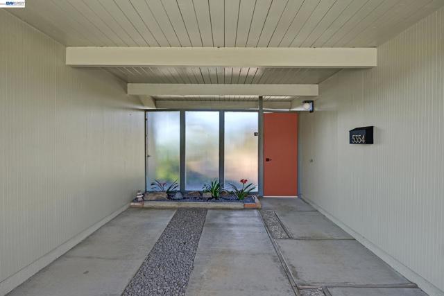 5354 Greenridge Rd, Castro Valley CA: https://media.crmls.org/mediaz/3ab1c370-3ea1-4df3-af60-ba797ebc51a7.jpg