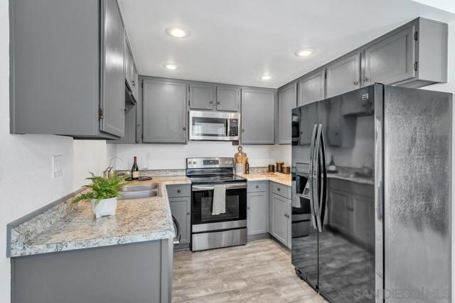 Image 6 of 18 For 12650 Lakeshore Dr. Unit 127