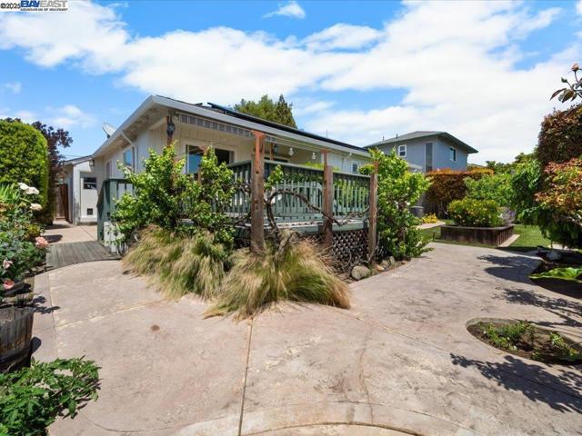 4311 Circle Ave, Castro Valley CA: https://media.crmls.org/mediaz/3ab1ee1a-5553-4fde-bc3c-b8ec6c782489.jpg