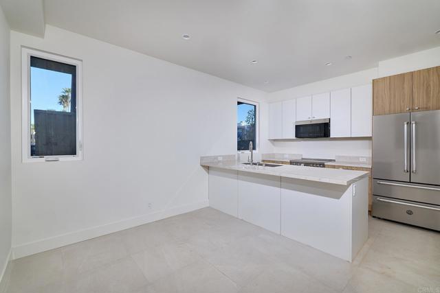 Detail Gallery Image 7 of 12 For 3903 Haines, San Diego,  CA 92109 - 5 Beds | 5 Baths