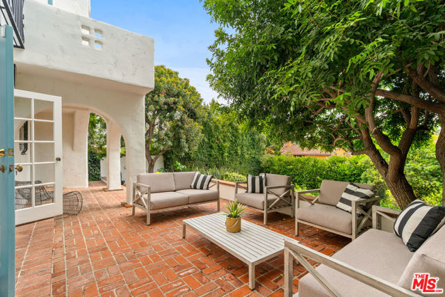 3716 Effingham Place, Los Angeles CA: https://media.crmls.org/mediaz/3ab25a9e-bfec-4674-8325-90d903f7482f.jpg