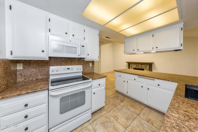 29451 Trailway Lane, Agoura Hills CA: https://media.crmls.org/mediaz/3ab4465b-da29-4fb3-9f7e-6476d2a1b277.jpg
