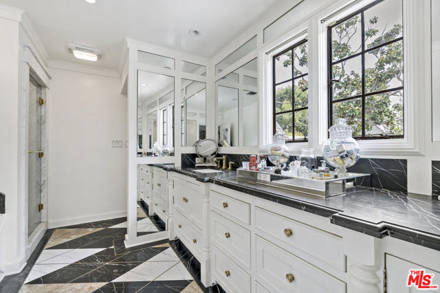 340 S Plymouth Boulevard, Los Angeles CA: https://media.crmls.org/mediaz/3ab5d481-aec7-4f25-8b45-e452e8ea8a98.jpg
