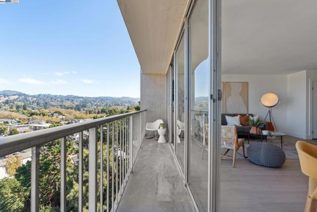 1 Kelton Ct, Oakland CA: https://media.crmls.org/mediaz/3ab78fe0-9758-48bc-8a72-fe46de058cbb.jpg