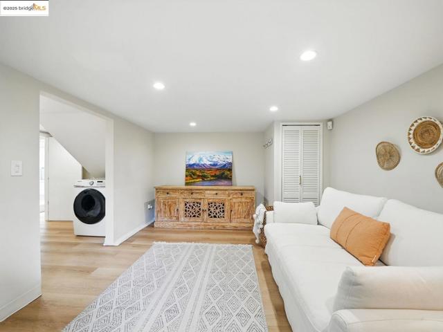 3712 Maple AVE, Oakland CA: https://media.crmls.org/mediaz/3ab8a051-db3a-40bd-9a9c-516b9dd4f69b.jpg