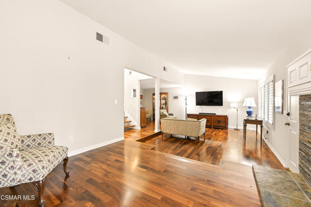 22421 Jeffrey Mark Court, Chatsworth CA: https://media.crmls.org/mediaz/3abae0ff-6e93-45d0-b966-2402954d0265.jpg