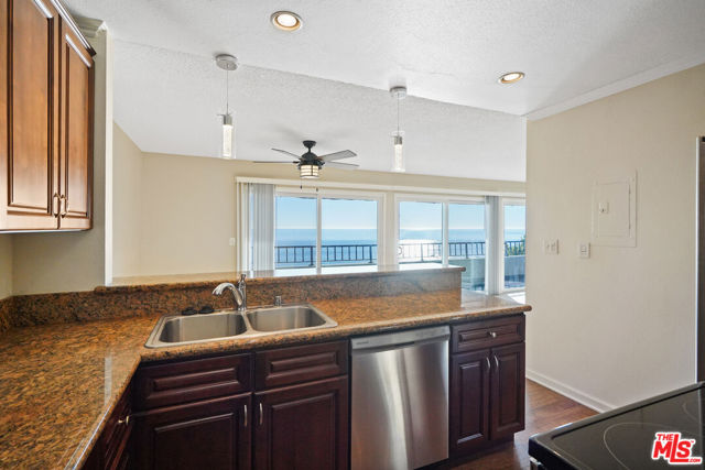 18000 Coastline Drive, Malibu CA: https://media.crmls.org/mediaz/3abb2876-b5dd-45a7-b73c-f11d825508e1.jpg