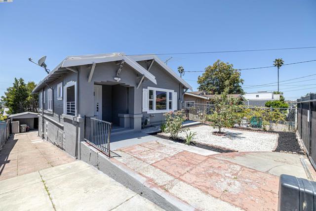 4015 SAN JUAN ST, Oakland CA: https://media.crmls.org/mediaz/3abb7e93-5478-4aa2-bd1e-74b985bb2115.jpg