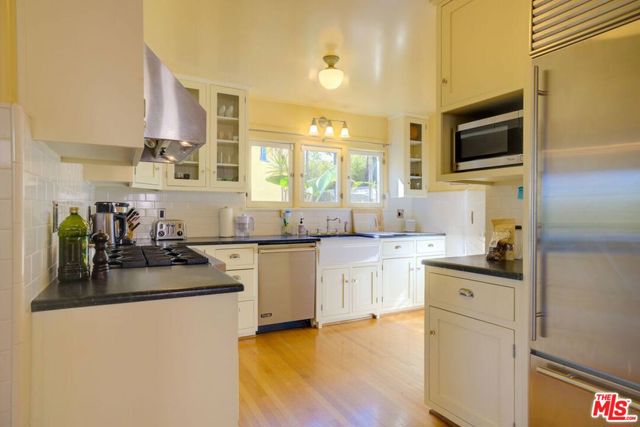 4778 Cromwell Avenue, Los Angeles CA: https://media.crmls.org/mediaz/3abc2d9d-feda-4078-8942-1772a6809f5d.jpg