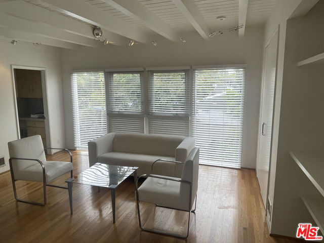 516 N San Vicente Boulevard, West Hollywood CA: https://media.crmls.org/mediaz/3abc7c6e-490d-4a97-a7b6-699d78fe1e21.jpg