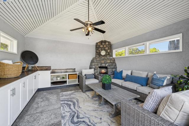 11 Leslyn Lane, Lafayette CA: https://media.crmls.org/mediaz/3abc851a-d8da-46c7-8e3c-70e8b32da8ba.jpg