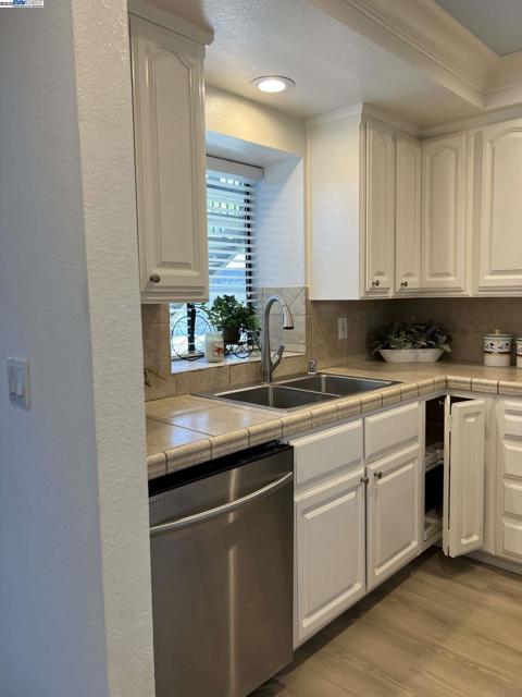 3287 Shadow Park Pl, San Jose CA: https://media.crmls.org/mediaz/3abce473-ec48-462a-b15c-2469d133680c.jpg