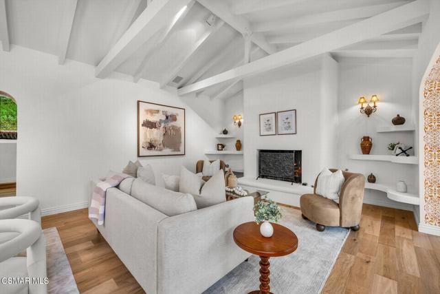 4456 Hayvenhurst Avenue, Encino CA: https://media.crmls.org/mediaz/3abcee9a-37fa-4e7b-9923-ae7ce524c0ba.jpg