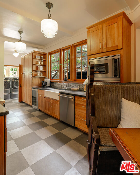 3105 Ledgewood Drive, Los Angeles CA: https://media.crmls.org/mediaz/3abcf4dc-891a-4064-9cec-6624461313db.jpg