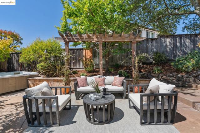 16032 Broadway Ter, Oakland CA: https://media.crmls.org/mediaz/3abe8bc4-a057-45c1-8692-51f7dabe2ff8.jpg