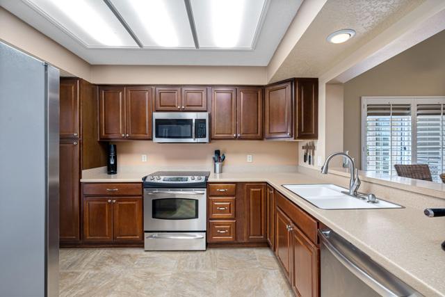 285 Desert Falls E Drive, Palm Desert CA: https://media.crmls.org/mediaz/3abed551-a132-43b2-b4c6-c98e81630284.jpg