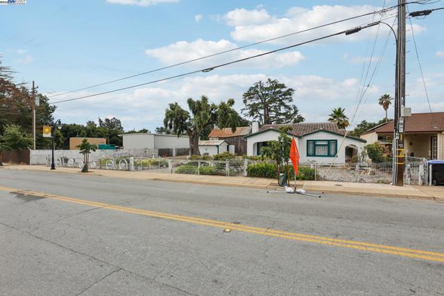 11768 Main St, Sunol CA: https://media.crmls.org/mediaz/3abfed29-e9f8-451f-bc51-67f5c33f30c3.jpg