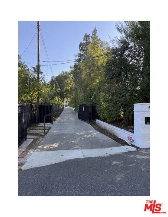 4800 Topeka Drive, Tarzana CA: https://media.crmls.org/mediaz/3ac03442-b82a-484f-863f-1a2ce3a0b027.jpg