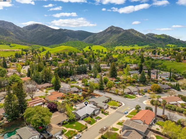 508 E Myrick Court, Clayton CA: https://media.crmls.org/mediaz/3ac0d4ad-5e48-493b-8eab-423a518e2c37.jpg