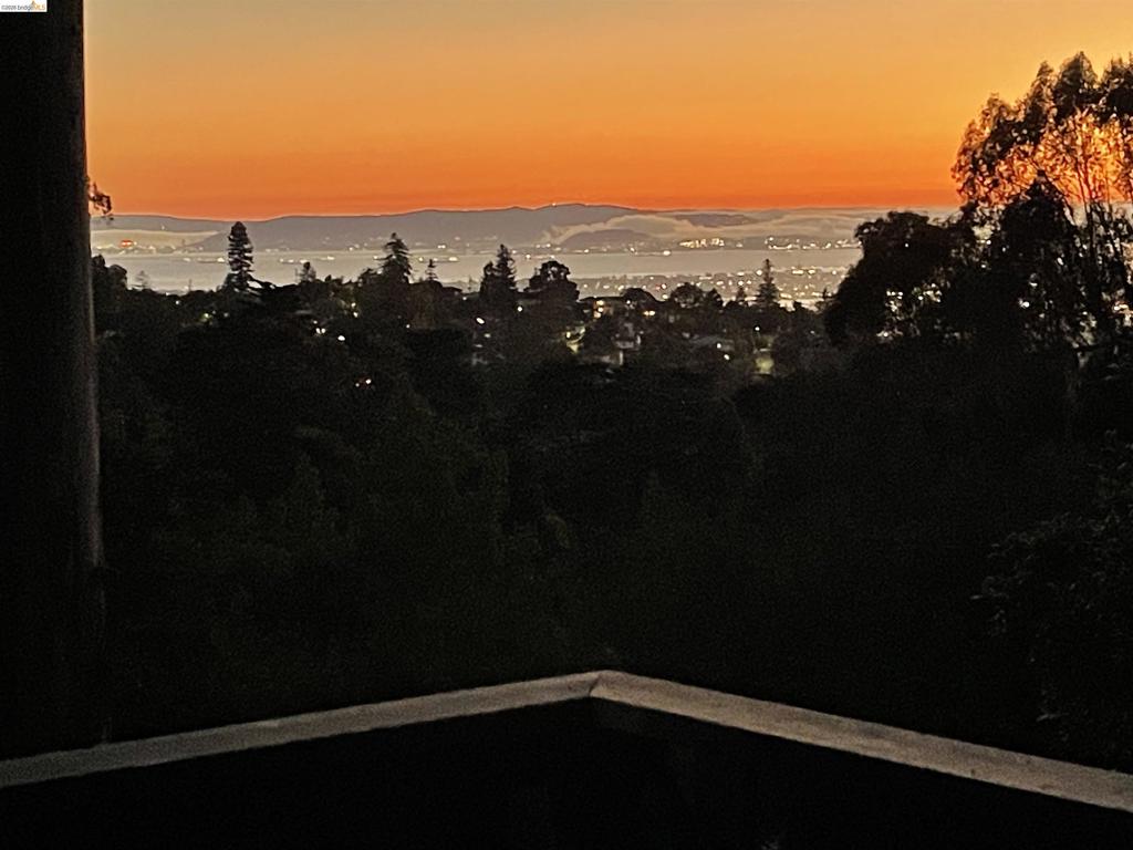 https://media.crmls.org/mediaz/3ac0d4f3-347c-48b8-a352-f0a9c865bec0.jpg?preset=X-Large