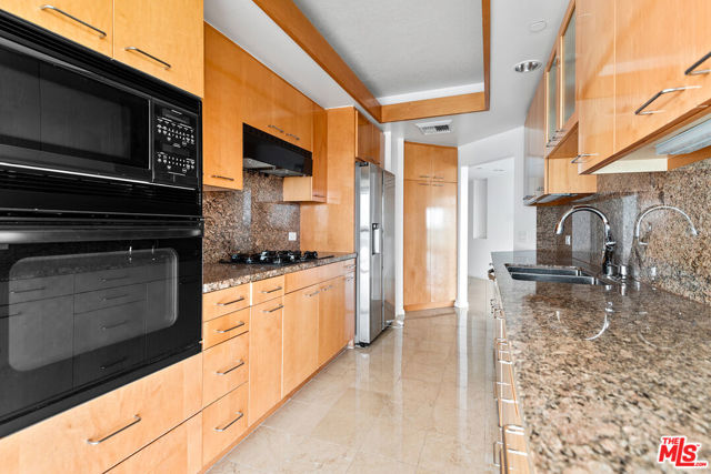 13600 MARINA POINTE Drive, Marina del Rey CA: https://media.crmls.org/mediaz/3ac0e7fa-b42b-4ecf-a1fa-e9ba60a5ec1b.jpg