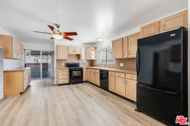 2324 Louella Avenue, Venice CA: https://media.crmls.org/mediaz/3ac16e48-dc11-4691-8cda-a3d400bf1553.jpg