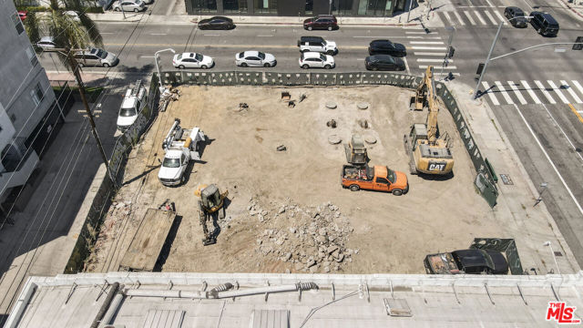 601 S La Brea Avenue, Los Angeles CA: https://media.crmls.org/mediaz/3ac2845a-20fe-48cf-9db3-88a72d035302.jpg
