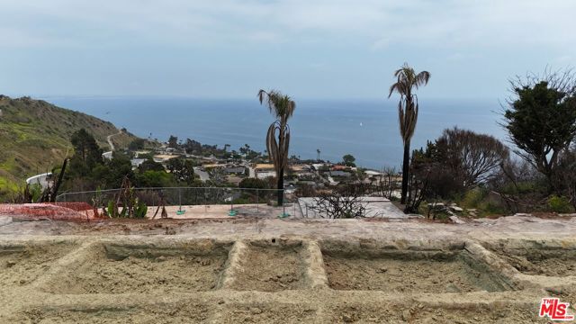 20404 Little Rock Way, Malibu CA: https://media.crmls.org/mediaz/3ac28bf4-7582-45ea-9f58-df4f40013fc8.jpg