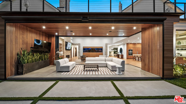 18762 Wells Drive, Tarzana CA: https://media.crmls.org/mediaz/3ac2d5c2-8b5e-4cd4-84f7-1ca881aab01f.jpg