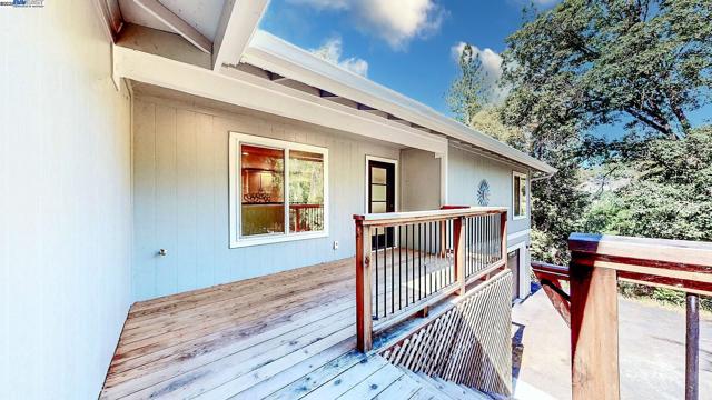 21451 Phoenix Lake Rd, Sonora CA: https://media.crmls.org/mediaz/3ac326cd-6356-4942-92e4-cd0e68a28914.jpg
