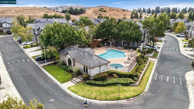 422 Sutton Cir, Danville CA: https://media.crmls.org/mediaz/3ac34c90-ca41-48b0-899a-768f42f02b64.jpg