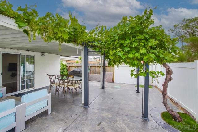 15380 Via La Gitano, Poway CA: https://media.crmls.org/mediaz/3ac44da5-febe-4375-99ef-7c6723a80fec.jpg