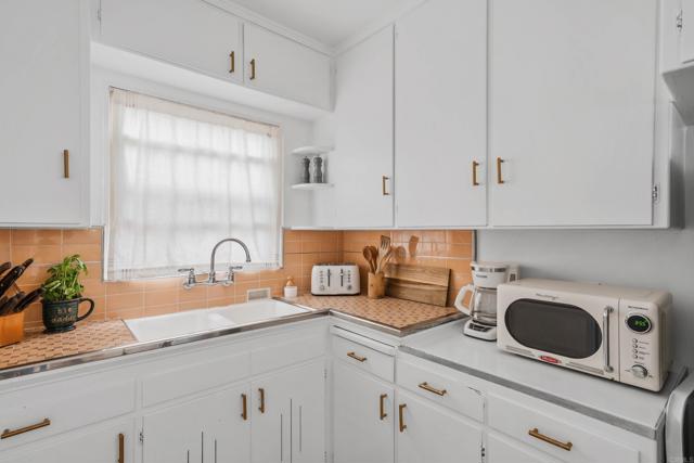 251 Orange Avenue, Coronado CA: https://media.crmls.org/mediaz/3ac4f3d6-80de-46e6-8976-1e2fc0f40ee6.jpg