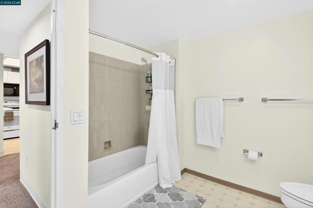 988 Franklin St, Oakland CA: https://media.crmls.org/mediaz/3ac5d675-c090-4fb2-ab28-da39b059823f.jpg