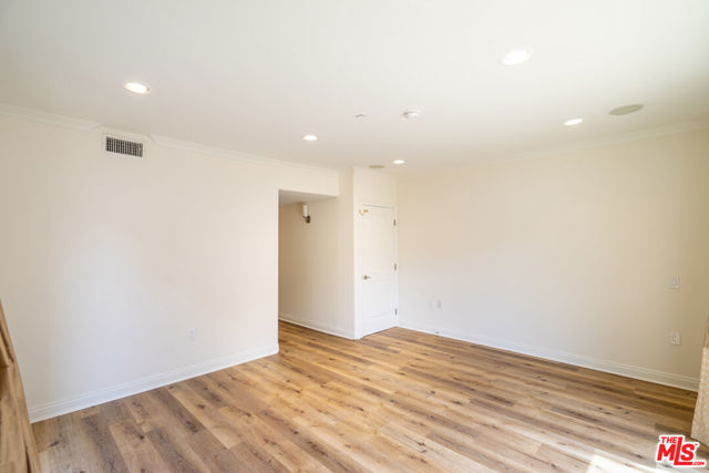 1529 S BEVERLY Drive, Los Angeles CA: https://media.crmls.org/mediaz/3ac6af26-19d2-4c95-b853-fdbc0ea20b02.jpg