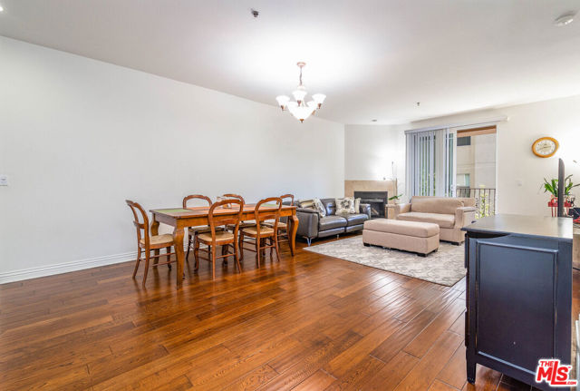 5132 Maplewood Avenue, Los Angeles CA: https://media.crmls.org/mediaz/3ac8071a-10b5-4c8b-aa33-a35b85adcdaf.jpg