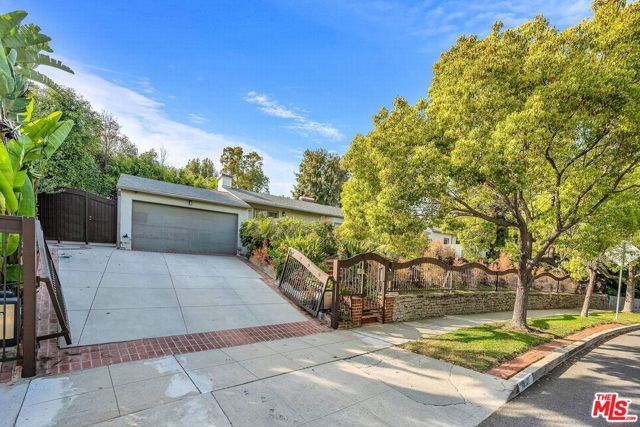 10321 Rochester Avenue, Los Angeles CA: https://media.crmls.org/mediaz/3ac8db36-1737-44c7-8aad-303045d26954.jpg