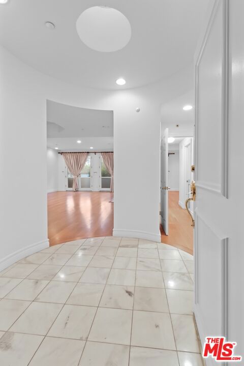 121 N Almont Drive, Beverly Hills CA: https://media.crmls.org/mediaz/3ac91b25-eeda-4b39-9157-cbad474562c8.jpg