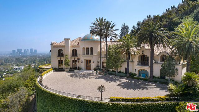 10066 Cielo Drive, Beverly Hills CA: https://media.crmls.org/mediaz/3acc33c4-a0ec-4f18-90c4-644419c3b259.jpg
