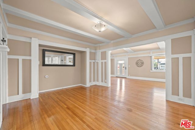519 W Elm Avenue, Inglewood CA: https://media.crmls.org/mediaz/3acc9b77-50d5-4058-bd94-ed60b335cb15.jpg