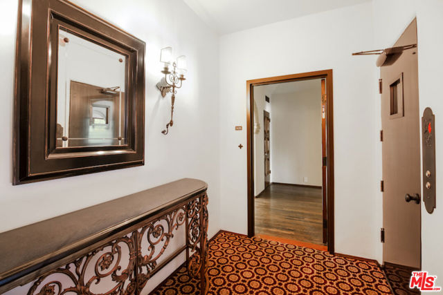 1302 Sweetzer Avenue, West Hollywood CA: https://media.crmls.org/mediaz/3acce50e-113c-4a44-8656-6e72eb9f8de8.jpg